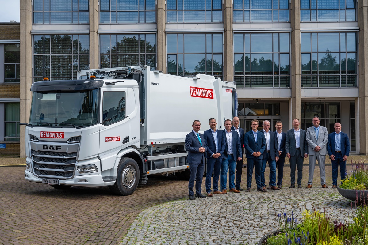 Gruppenfoto Vertragsunterzeichnung 1