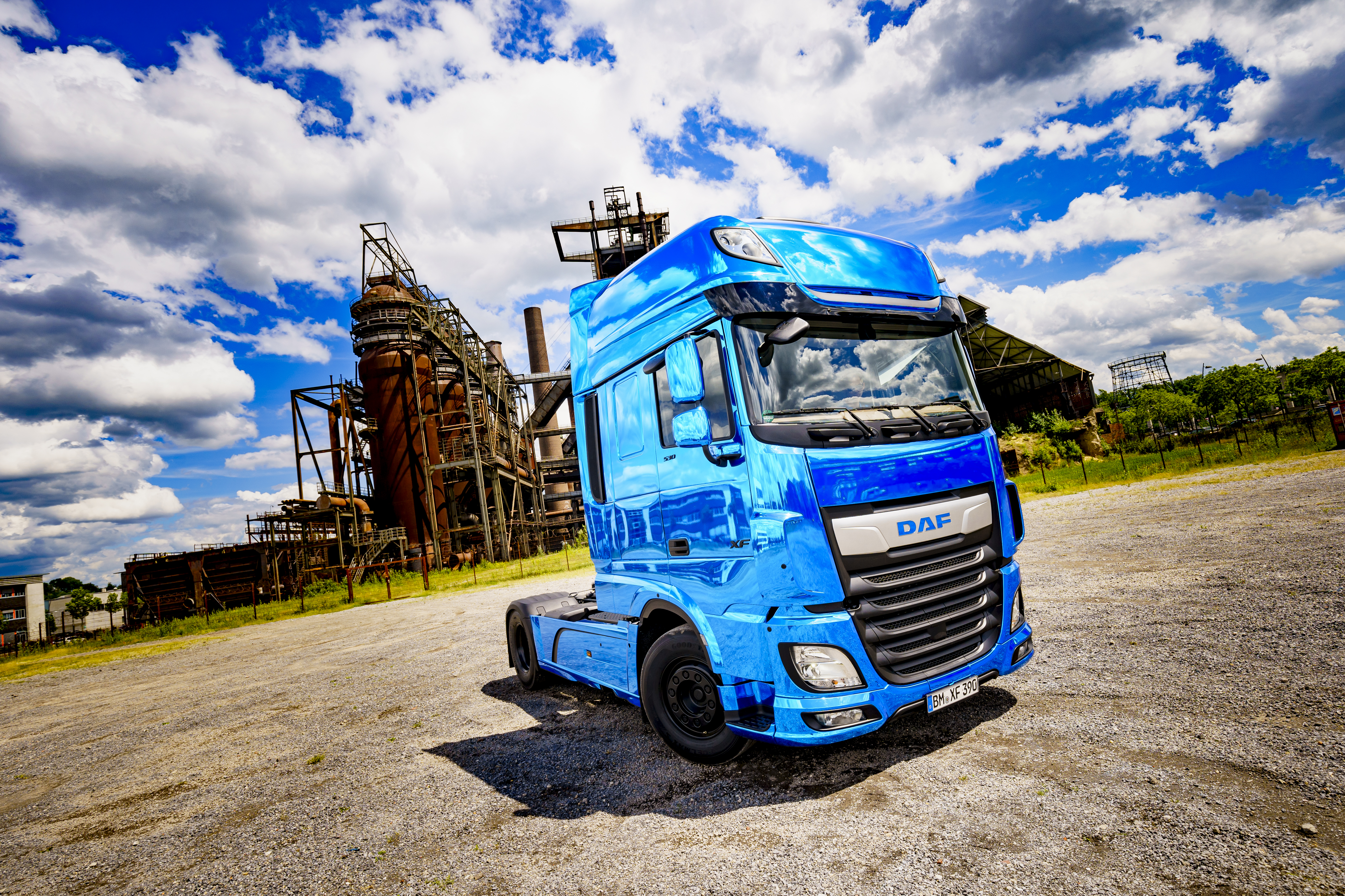 DAF XF BLUE vor Industriebrache