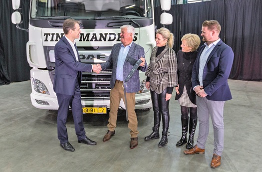 02-Handing-over-key-of-DAF-CF-Electric-by-Jos-Habets-to-Tinie-Manders-Transport