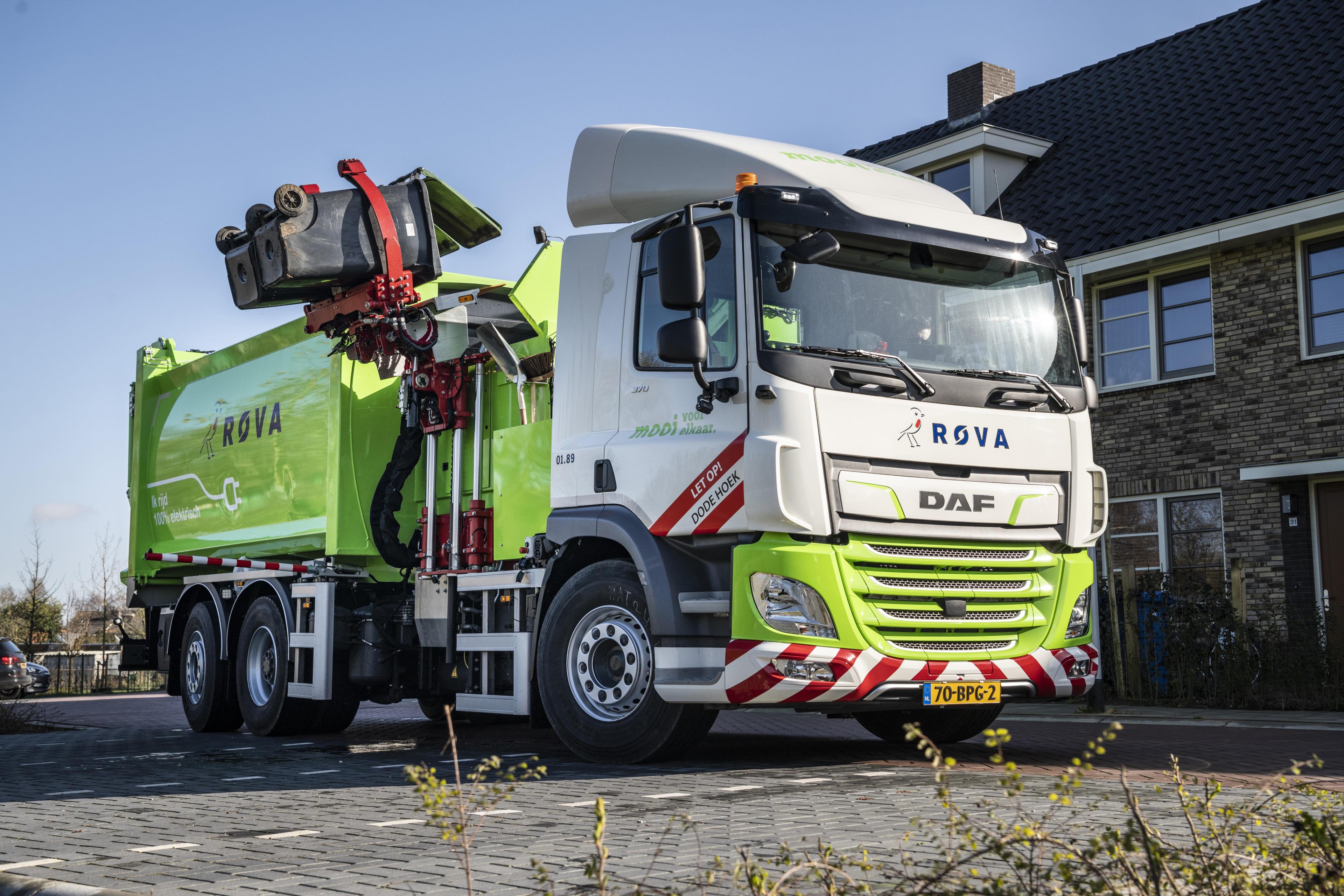 First-DAF-CF-Electric-refuse-collection-truck-delivered-to-ROVA-0